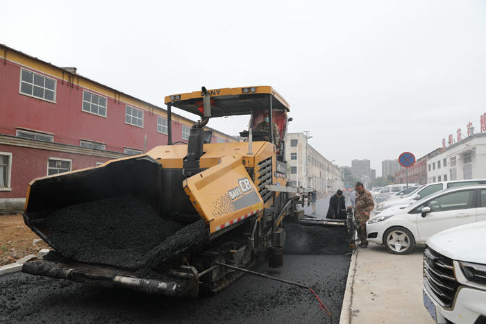 图2洛铜文创园园区道路维修现场。.jpg
